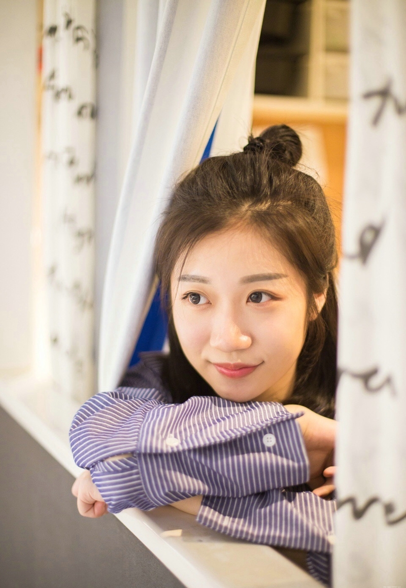 格子衬衫清爽美女悠闲时光