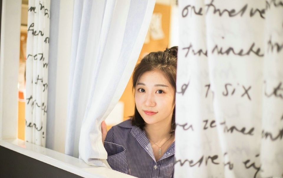 格子衬衫清爽美女悠闲时光