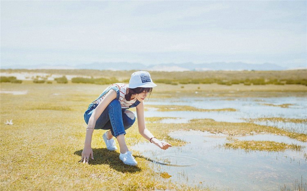 清纯活跃阳光可爱的沙漠绿洲美女甜美迷人户外写真