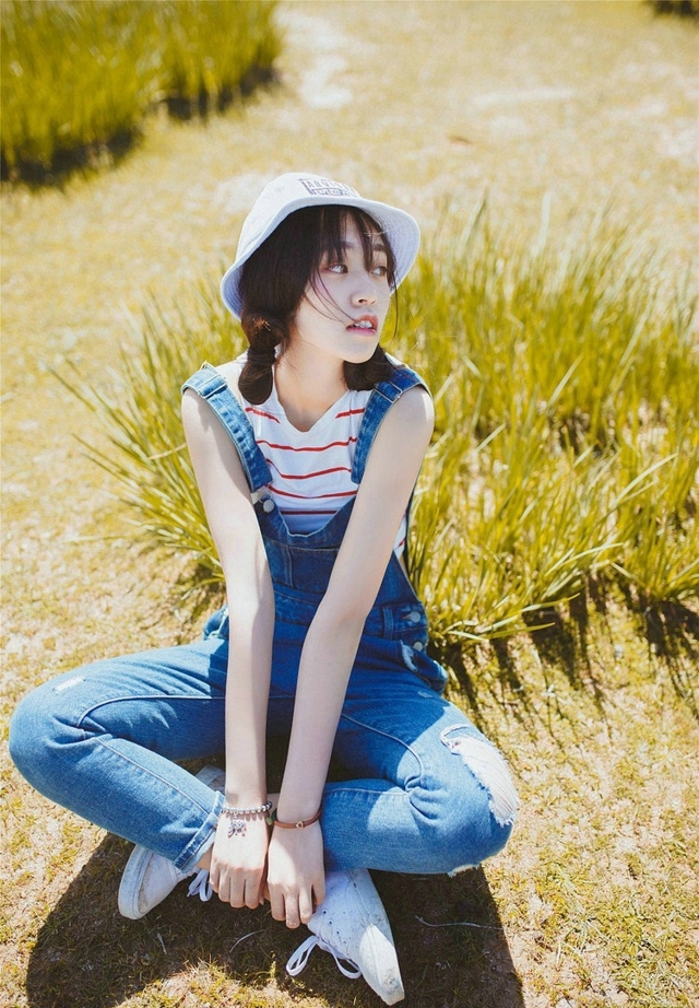 清纯活跃阳光可爱的沙漠绿洲美女甜美迷人户外写真