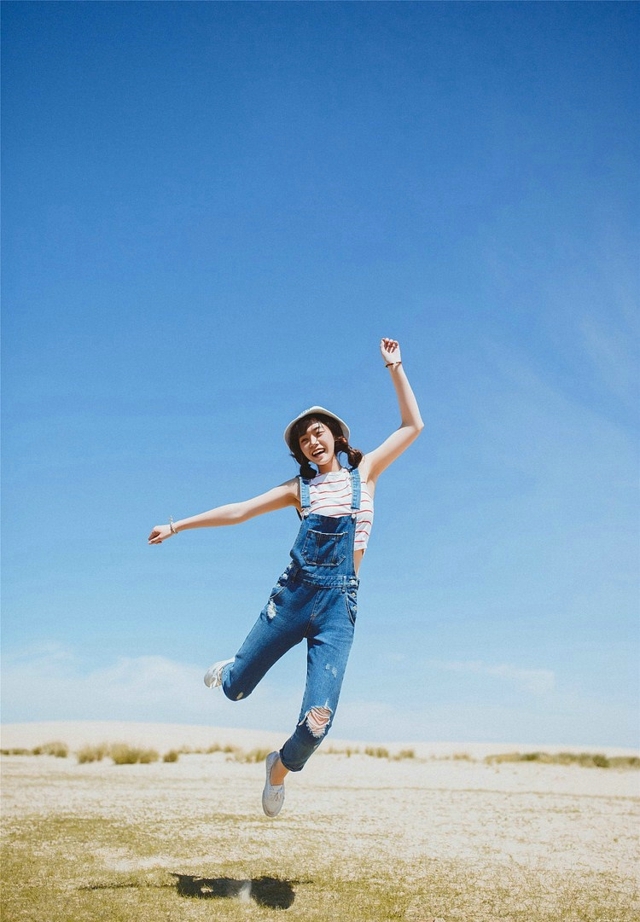 清纯活跃阳光可爱的沙漠绿洲美女甜美迷人户外写真