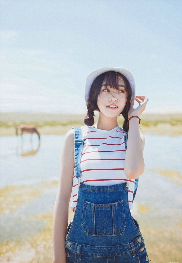 清纯活跃阳光可爱的沙漠绿洲美女甜美迷人户外写真