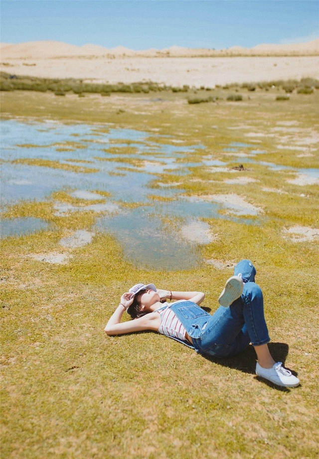 清纯活跃阳光可爱的沙漠绿洲美女甜美迷人户外写真