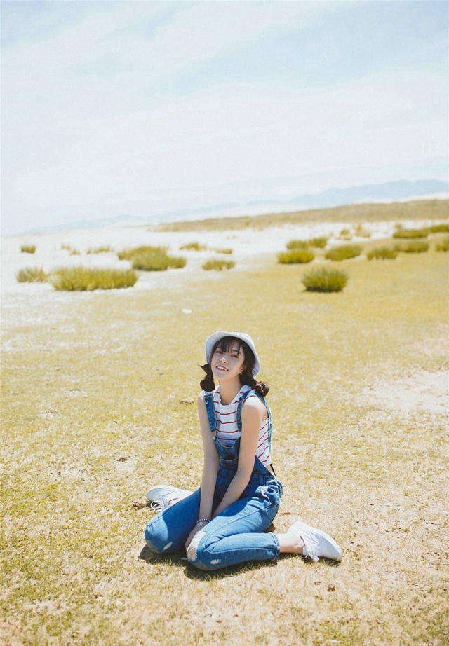 清纯活跃阳光可爱的沙漠绿洲美女甜美迷人户外写真