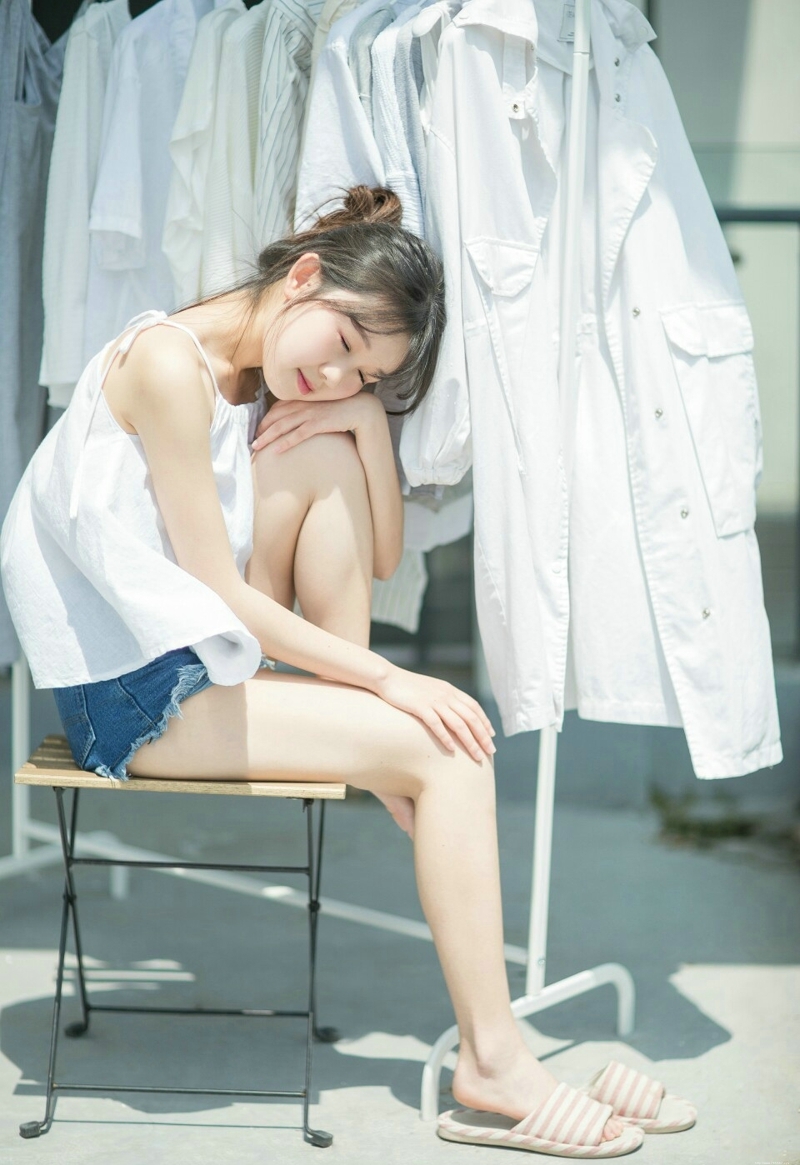 丸子头可爱元气少女晨起慵懒舒适时光