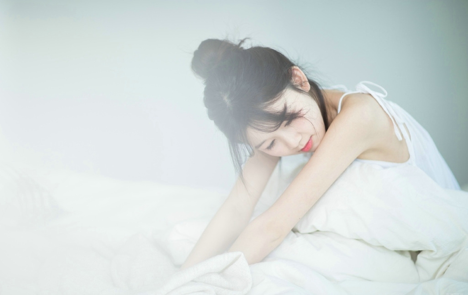 丸子头可爱元气少女晨起慵懒舒适时光