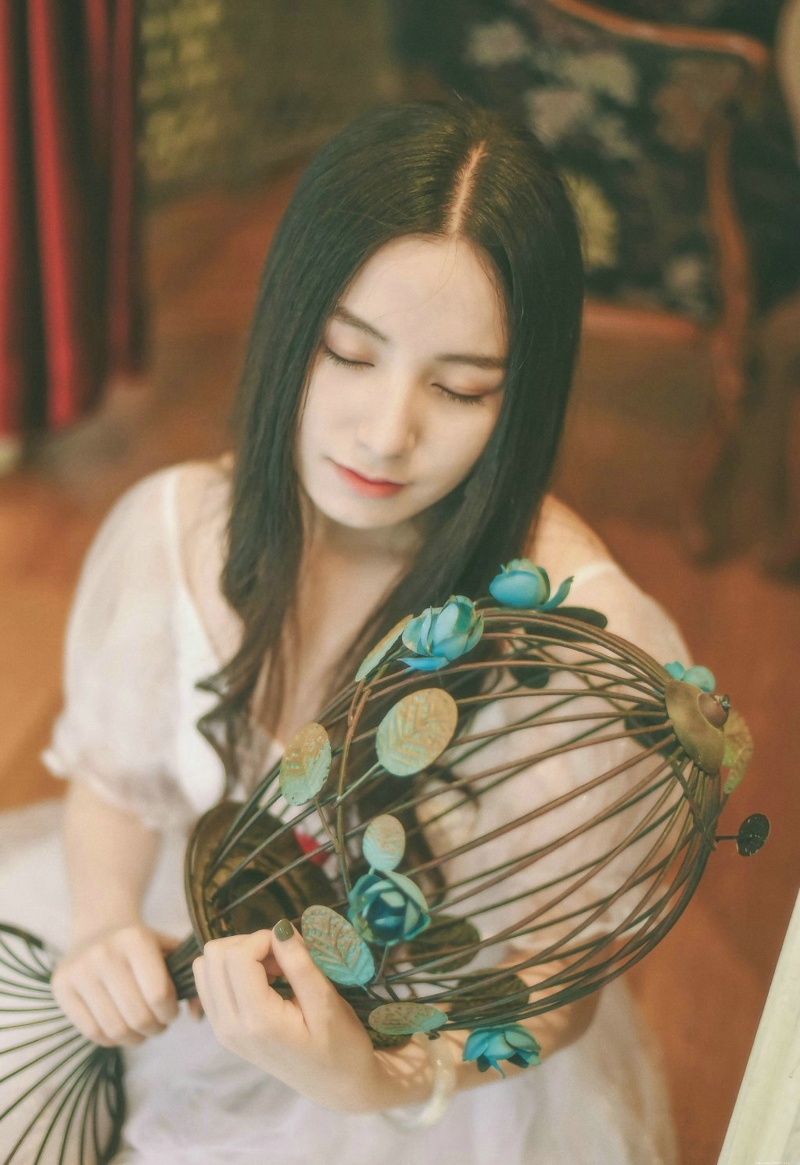 私房中分卷发女神恬静温柔写真