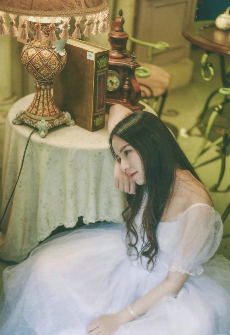 私房中分卷发女神恬静温柔写真