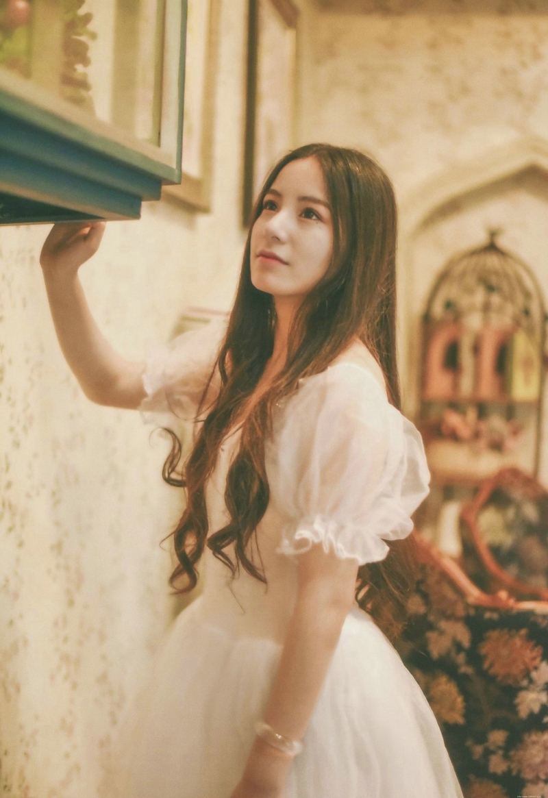 私房中分卷发女神恬静温柔写真