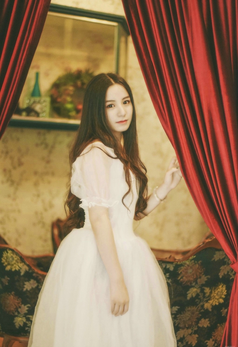 私房中分卷发女神恬静温柔写真