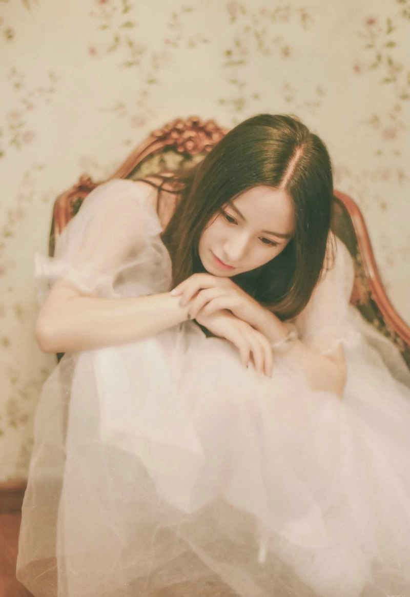 私房中分卷发女神恬静温柔写真