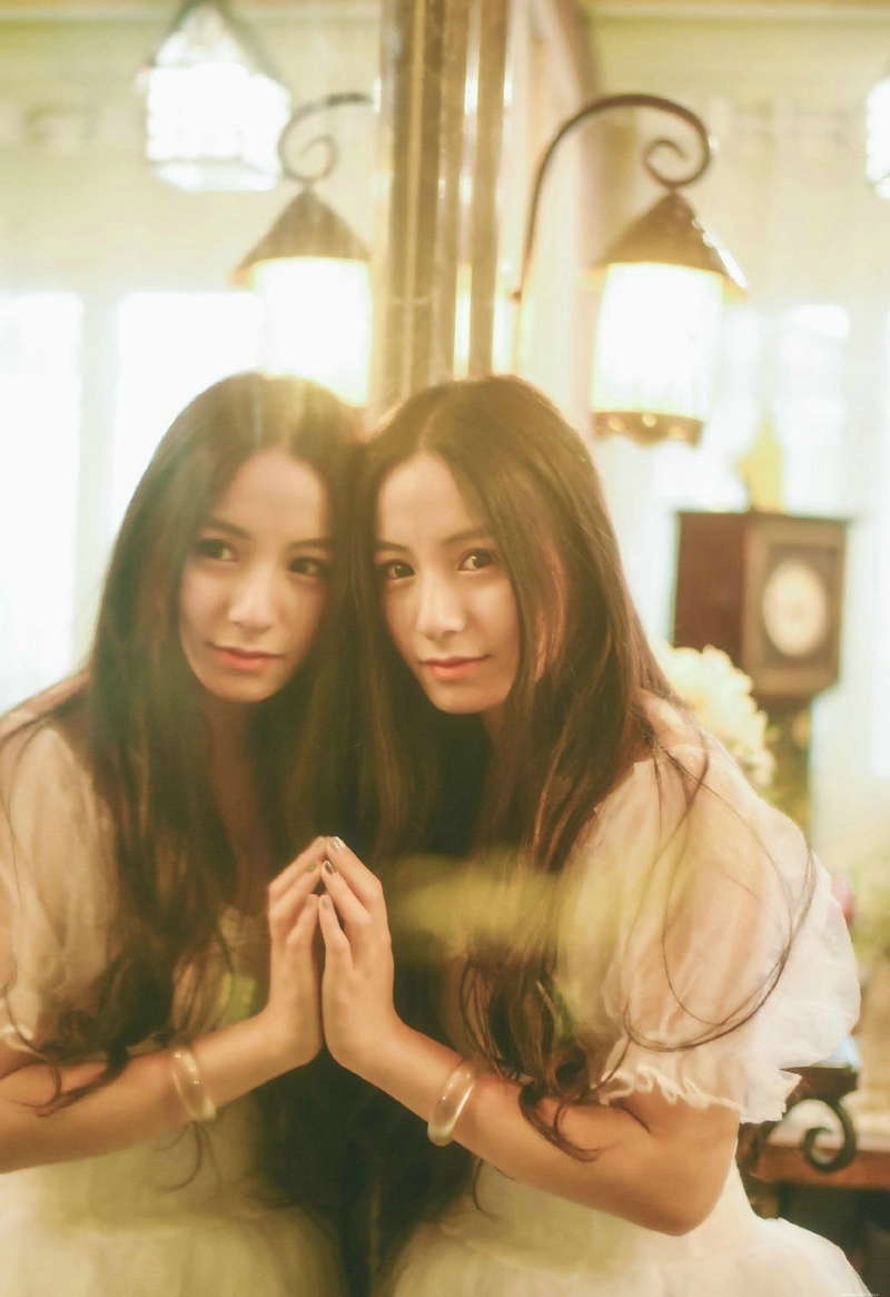 私房中分卷发女神恬静温柔写真