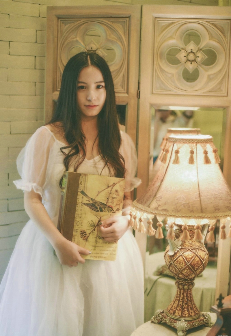 私房中分卷发女神恬静温柔写真