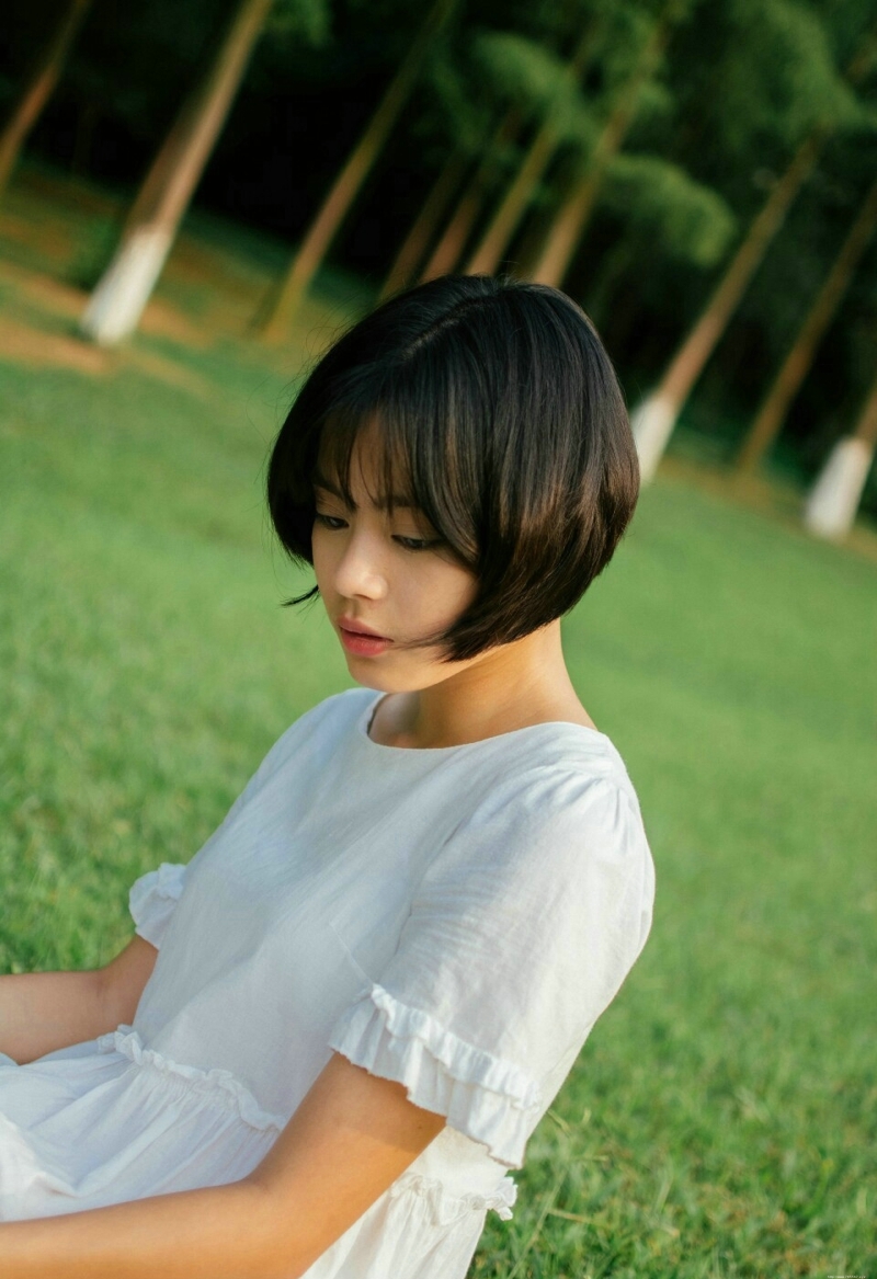 草坪上的白裙短发美女精致五官养眼写真