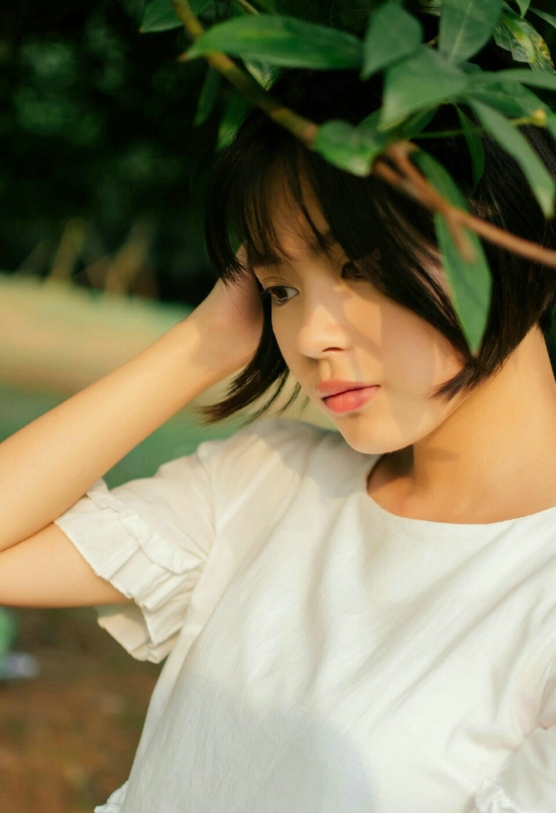 草坪上的白裙短发美女精致五官养眼写真