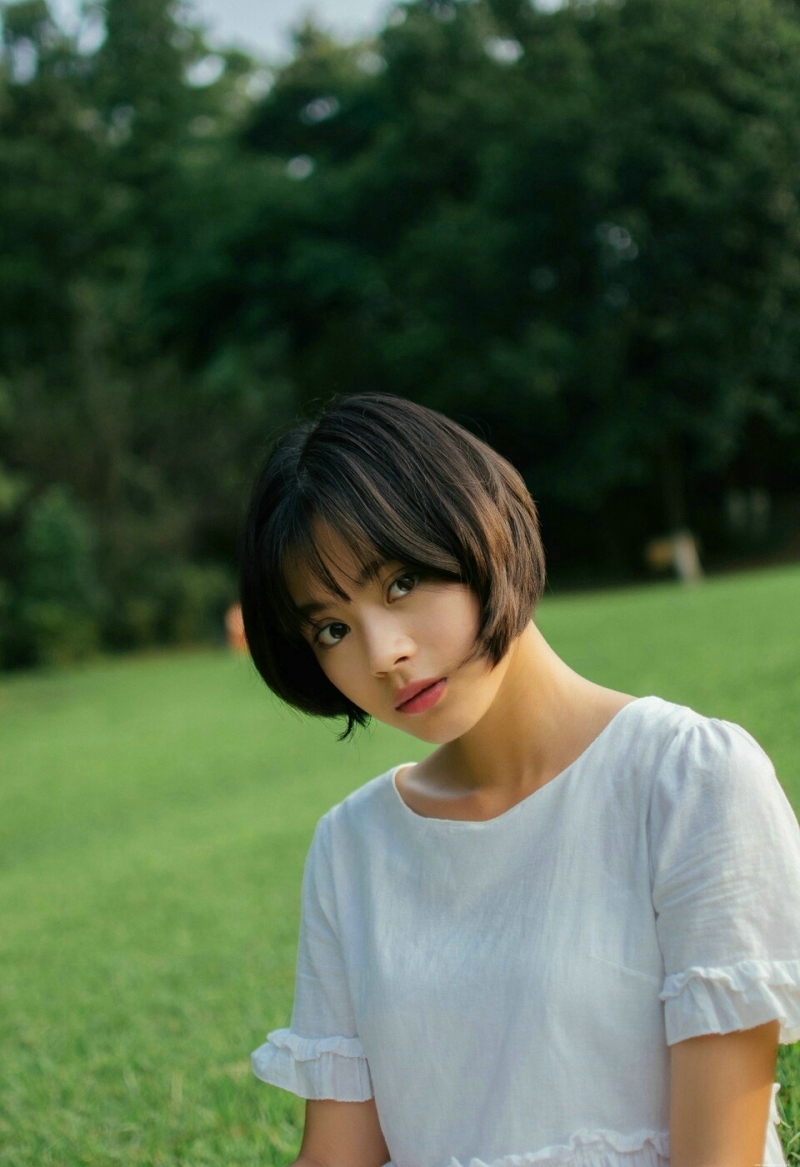 草坪上的白裙短发美女精致五官养眼写真