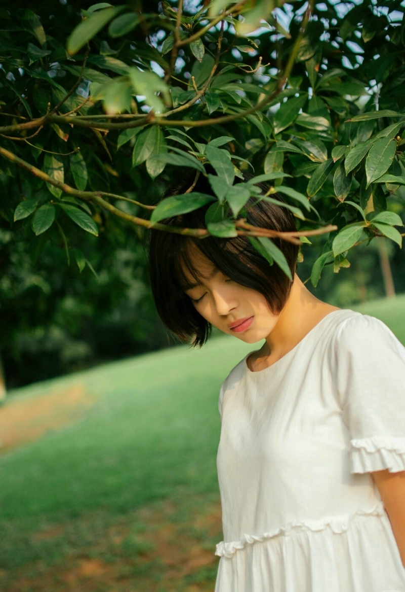 草坪上的白裙短发美女精致五官养眼写真