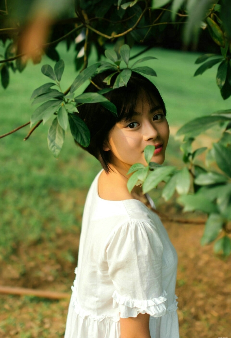 草坪上的白裙短发美女精致五官养眼写真