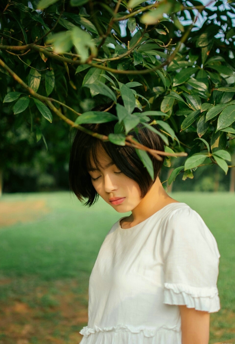 草坪上的白裙短发美女精致五官养眼写真