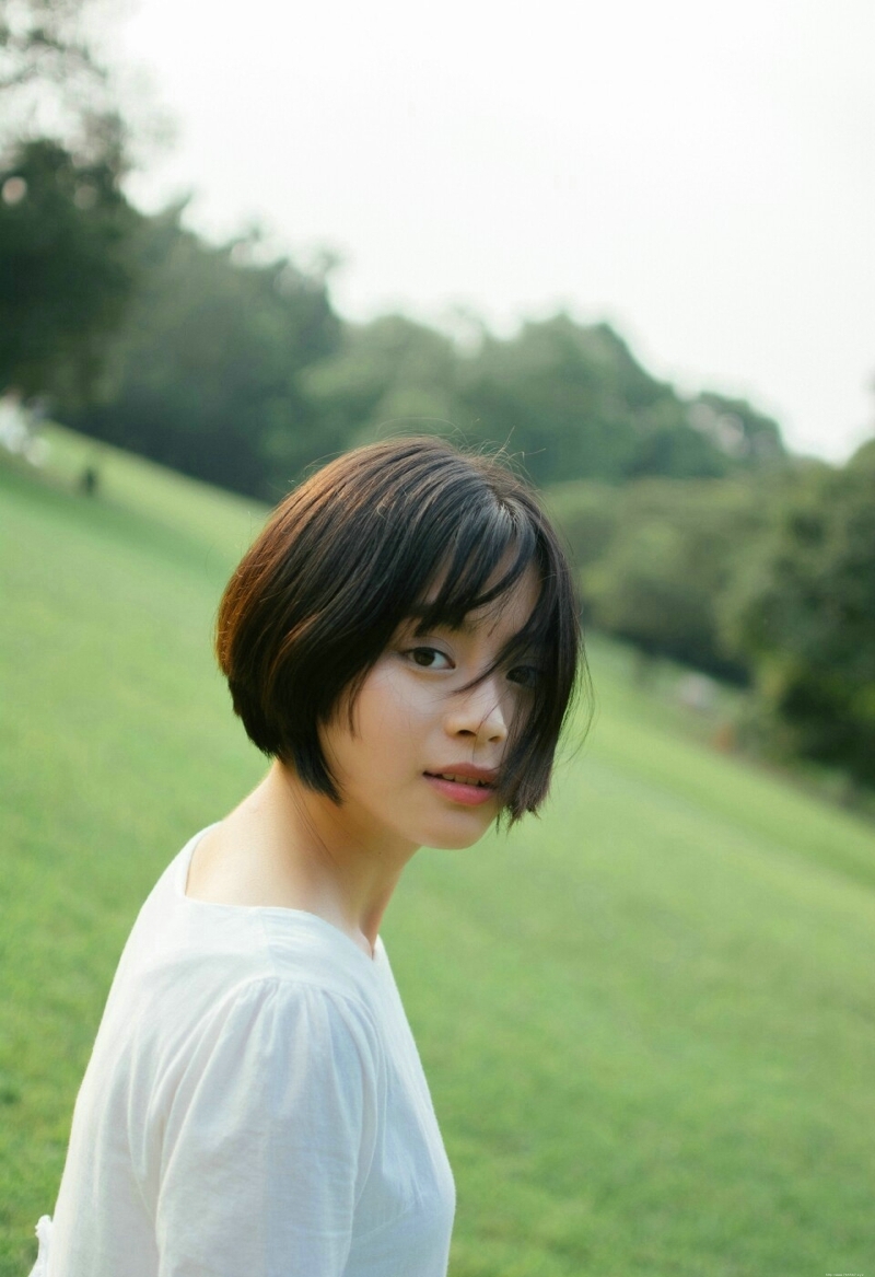 草坪上的白裙短发美女精致五官养眼写真