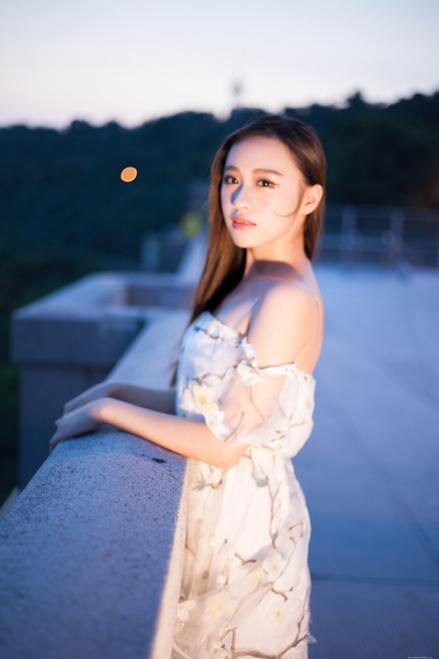 夜晚灯光闪烁下露肩裙美女发型凌乱寂寞写真