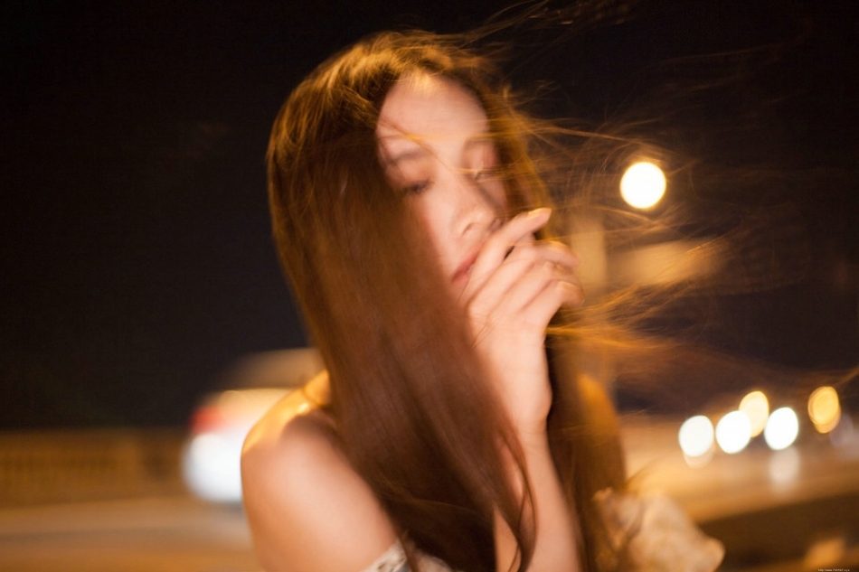 夜晚灯光闪烁下露肩裙美女发型凌乱寂寞写真