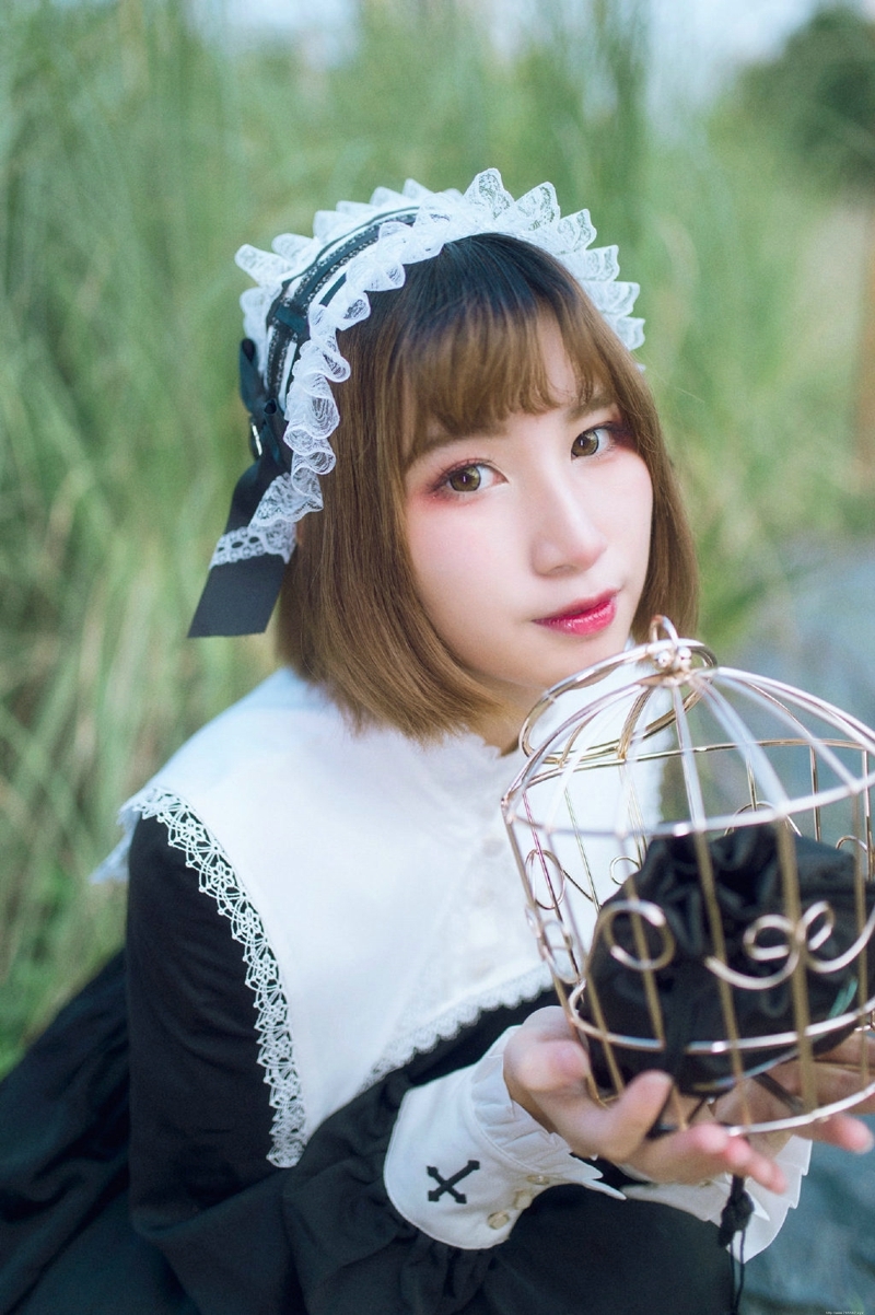 户外制服少女安静甜美吸睛写真