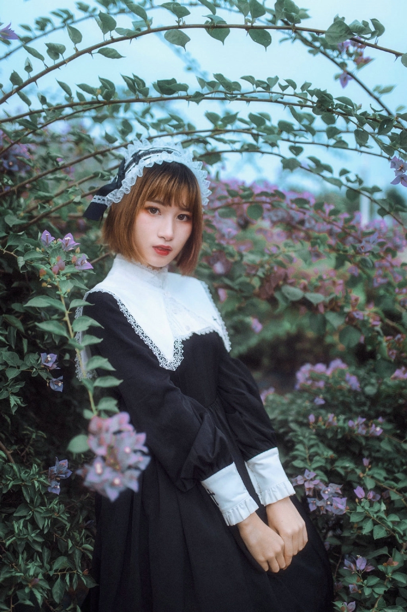 户外制服少女安静甜美吸睛写真