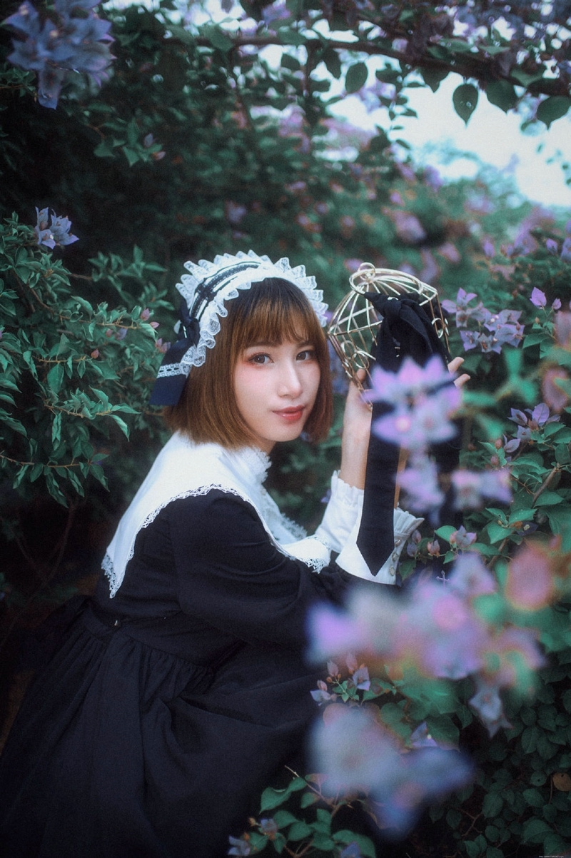 户外制服少女安静甜美吸睛写真