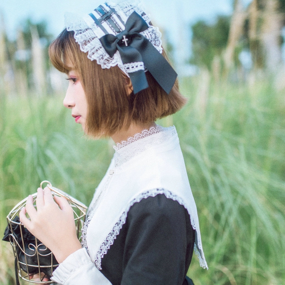 户外制服少女安静甜美吸睛写真