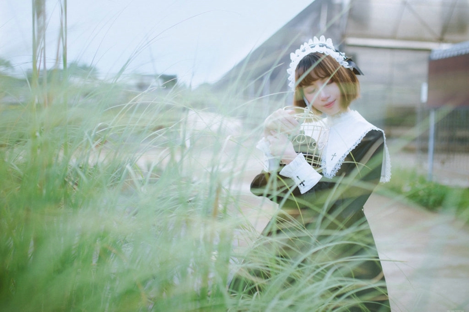 户外制服少女安静甜美吸睛写真