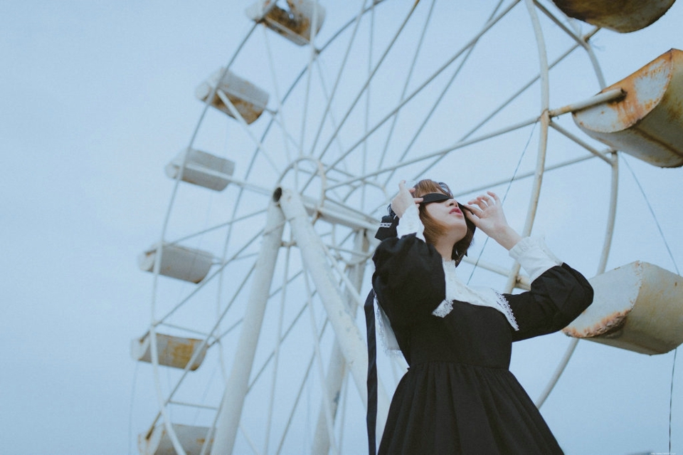 户外制服少女安静甜美吸睛写真