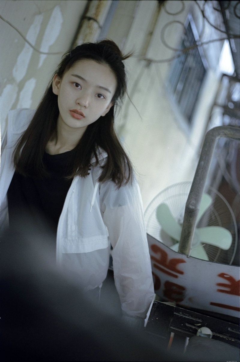 率性美女丸子头高颜值随性范写真