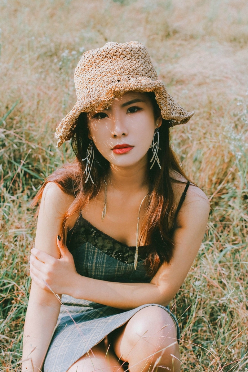 荒草中的气场女神率性妩媚诱人