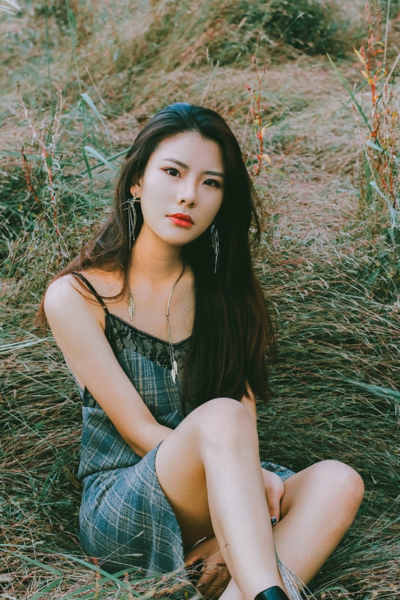 荒草中的气场女神率性妩媚诱人