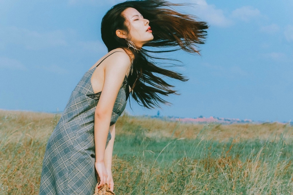 荒草中的气场女神率性妩媚诱人