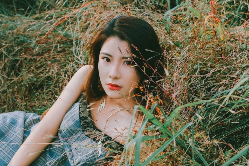 荒草中的气场女神率性妩媚诱人