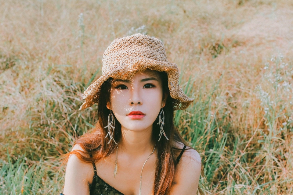 荒草中的气场女神率性妩媚诱人