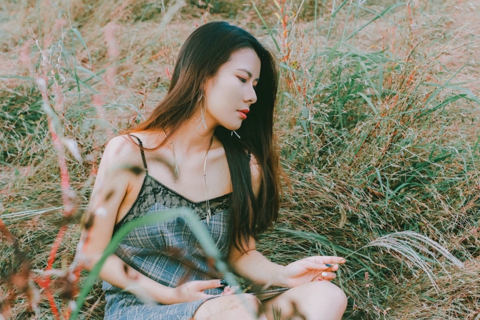 荒草中的气场女神率性妩媚诱人