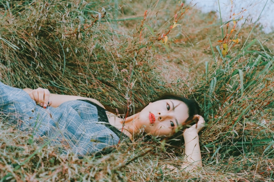 荒草中的气场女神率性妩媚诱人