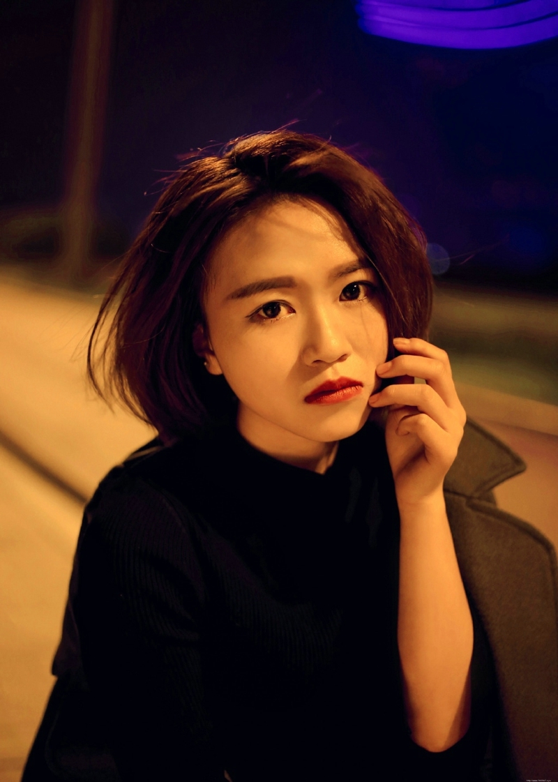 夜晚街头上的风衣美女短发气质寂寞写真