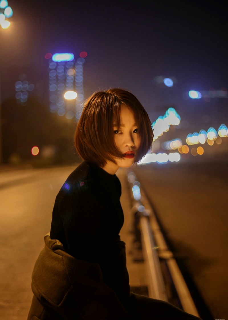 夜晚街头上的风衣美女短发气质寂寞写真