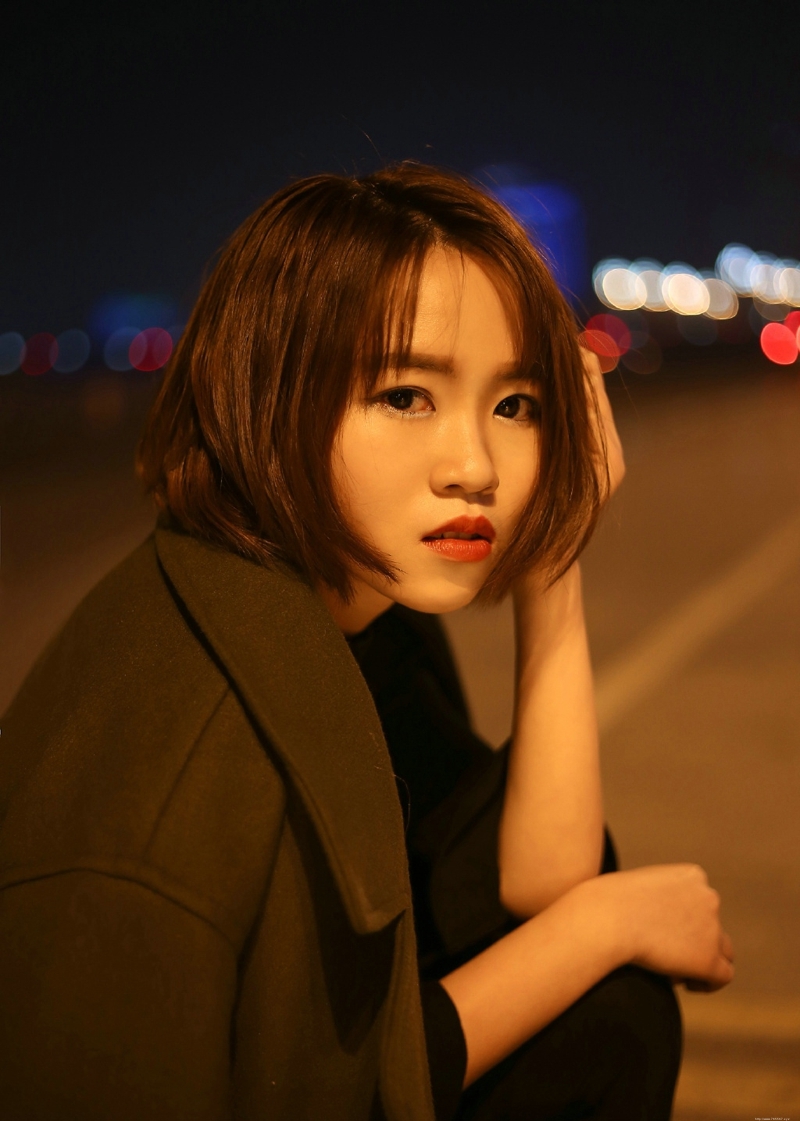 夜晚街头上的风衣美女短发气质寂寞写真