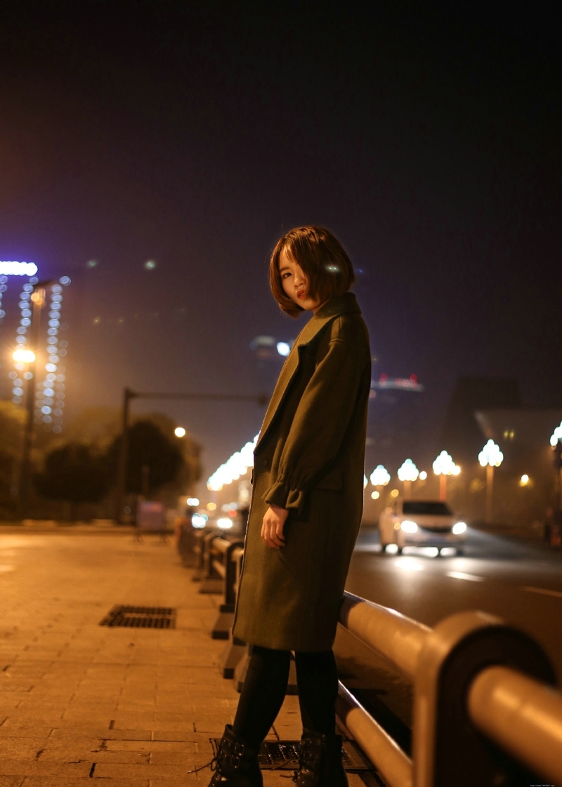 夜晚街头上的风衣美女短发气质寂寞写真