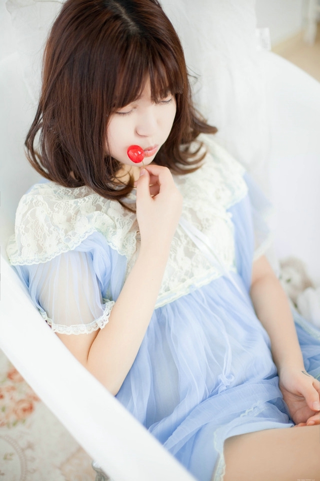 薄荷味少女蕾丝纱裙浴缸内玩弄棉花