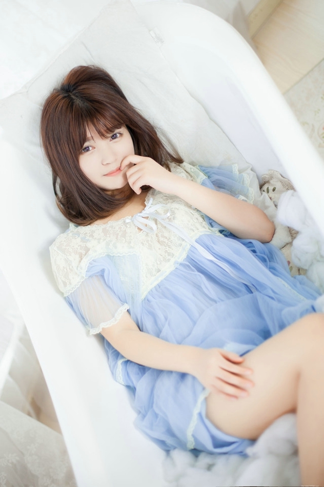 薄荷味少女蕾丝纱裙浴缸内玩弄棉花