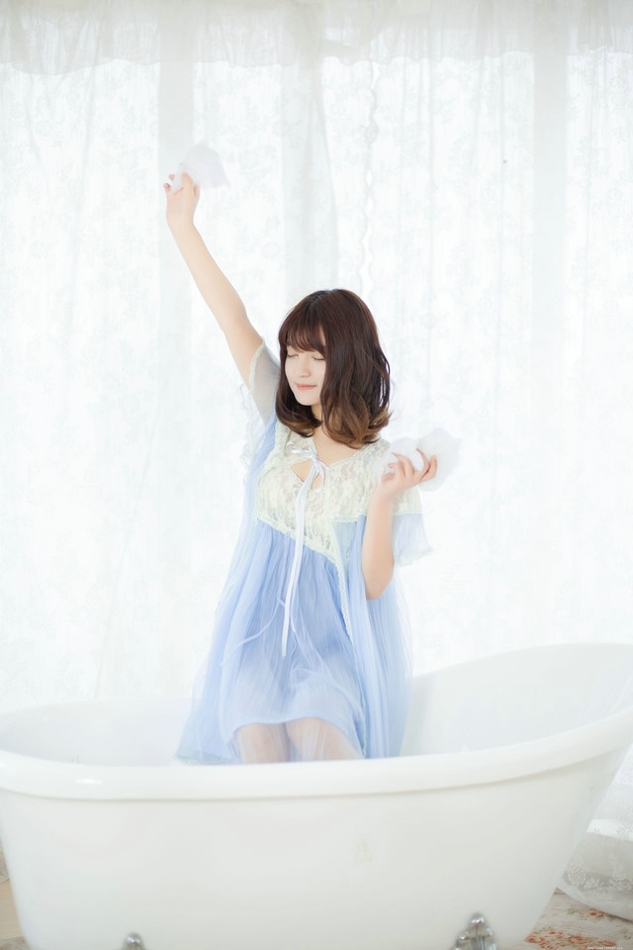 薄荷味少女蕾丝纱裙浴缸内玩弄棉花