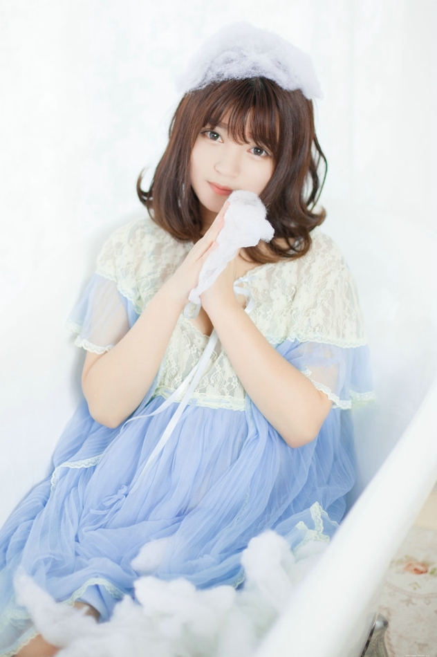 薄荷味少女蕾丝纱裙浴缸内玩弄棉花