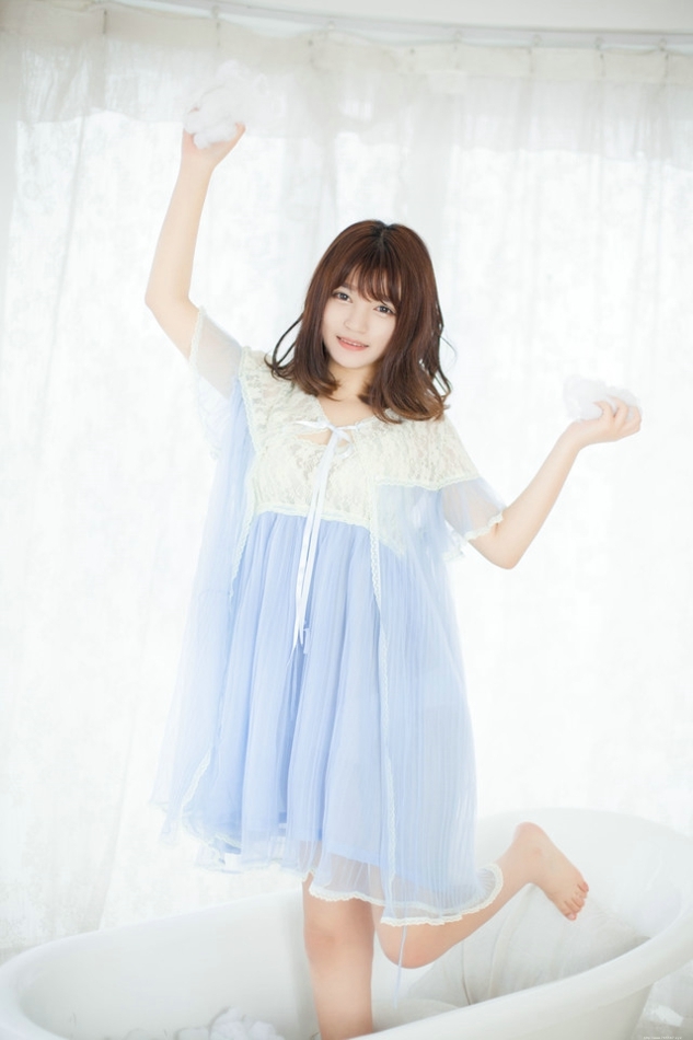 薄荷味少女蕾丝纱裙浴缸内玩弄棉花