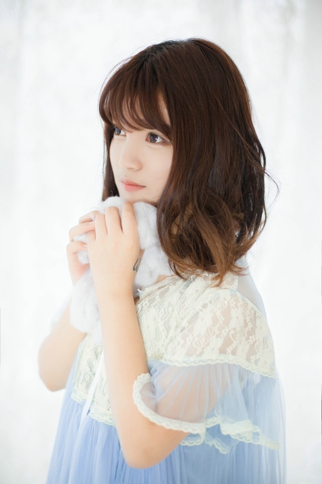 薄荷味少女蕾丝纱裙浴缸内玩弄棉花